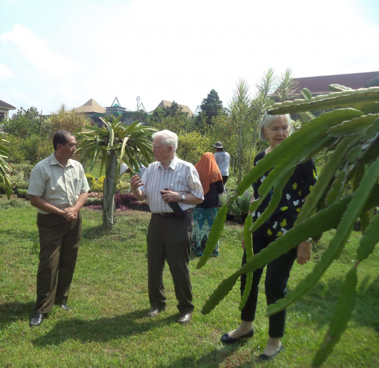 You are currently viewing Peraih Nobel Kedokteran Prof. Harald zur Hausen Kagumi UPT Agrotechnopark